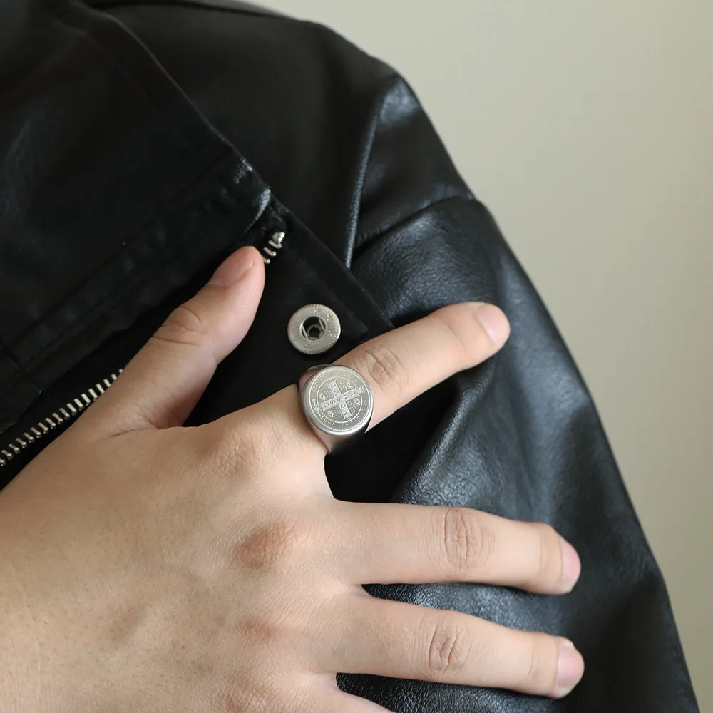 St. Benedikt Kreuz Titanstahlring PVD Schwarz Beschichtet Religiöser Schmuck Christliches Geschenk Gotischer Herrenring Symbol-Accessoire – Detail 7