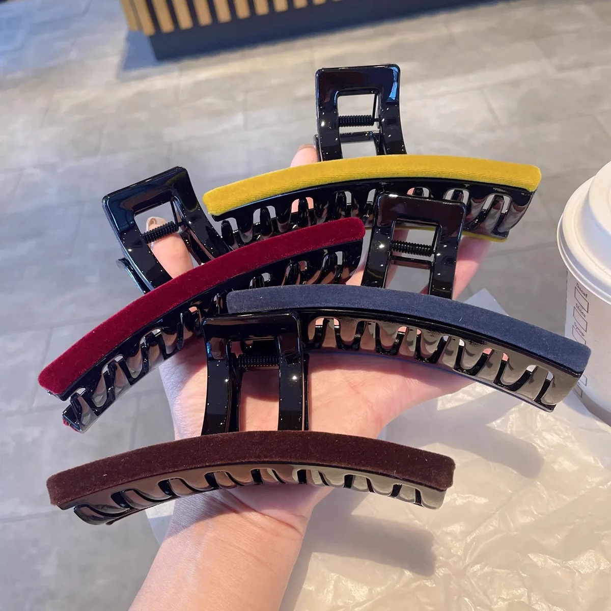 

2025 NEW Autumn and Winter Colored Velvet Hair Claw French Retro Claw Clips Trendy Hair Clips Hair Accessories for Women Girls