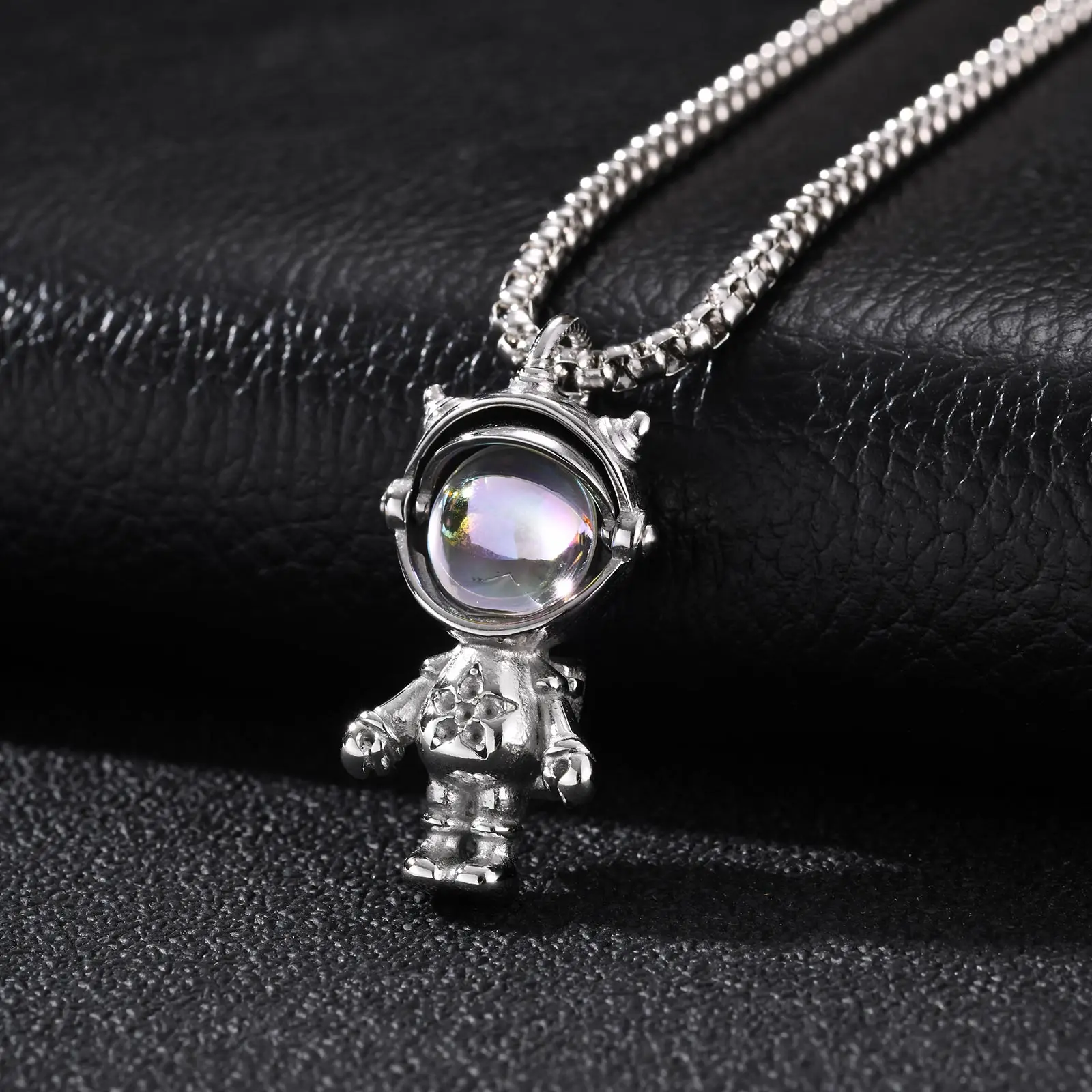 Lässige Astronauten-Anhänger-Halskette für Männer, Wasserdichte Edelstahl-Mondstein-Anhänger-Halskette, Neuer Kreativer Schmuck – Detail 5