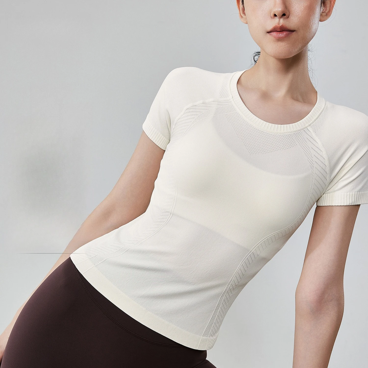 

New seamless yoga short-sleeved women's T-shirt running thin yoga suit sports top quick-drying fitness shirt summer