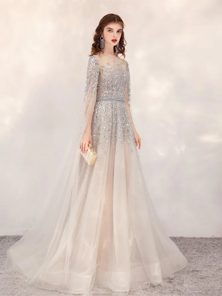 เจ้าหน้าที่จัดเลี้ยงสวมชุดเดรสยาวหรูหราทันสมัยไม่มีตัวตนและชวนฝัน