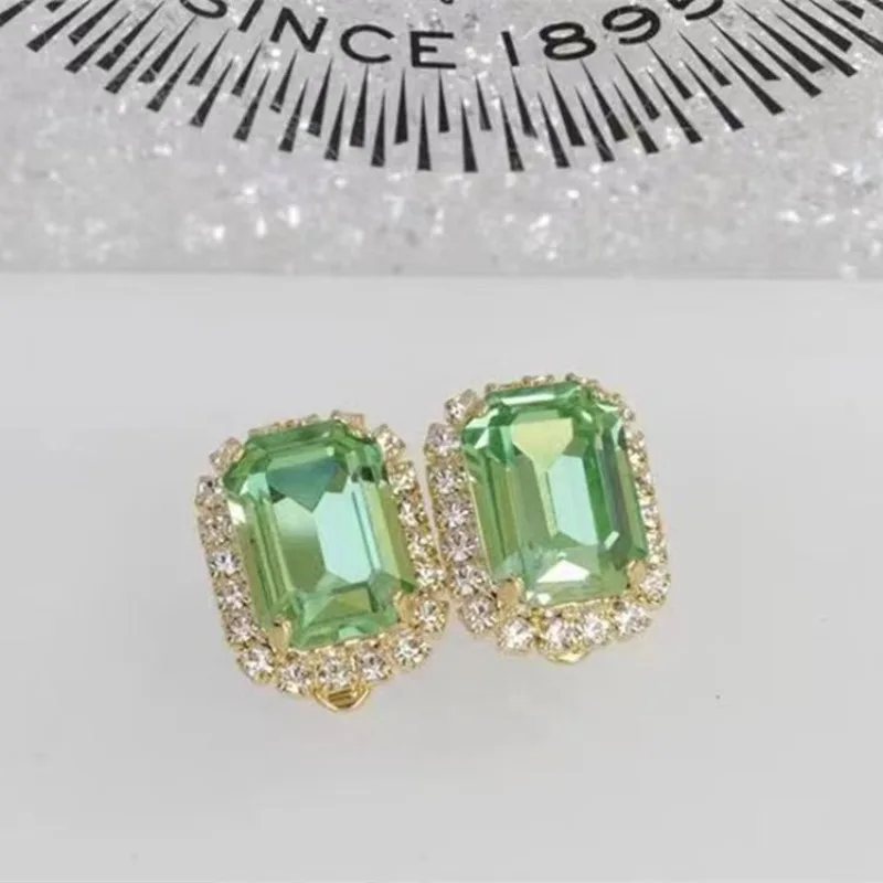 Light green earring and ring two-piece set, full of vitality.