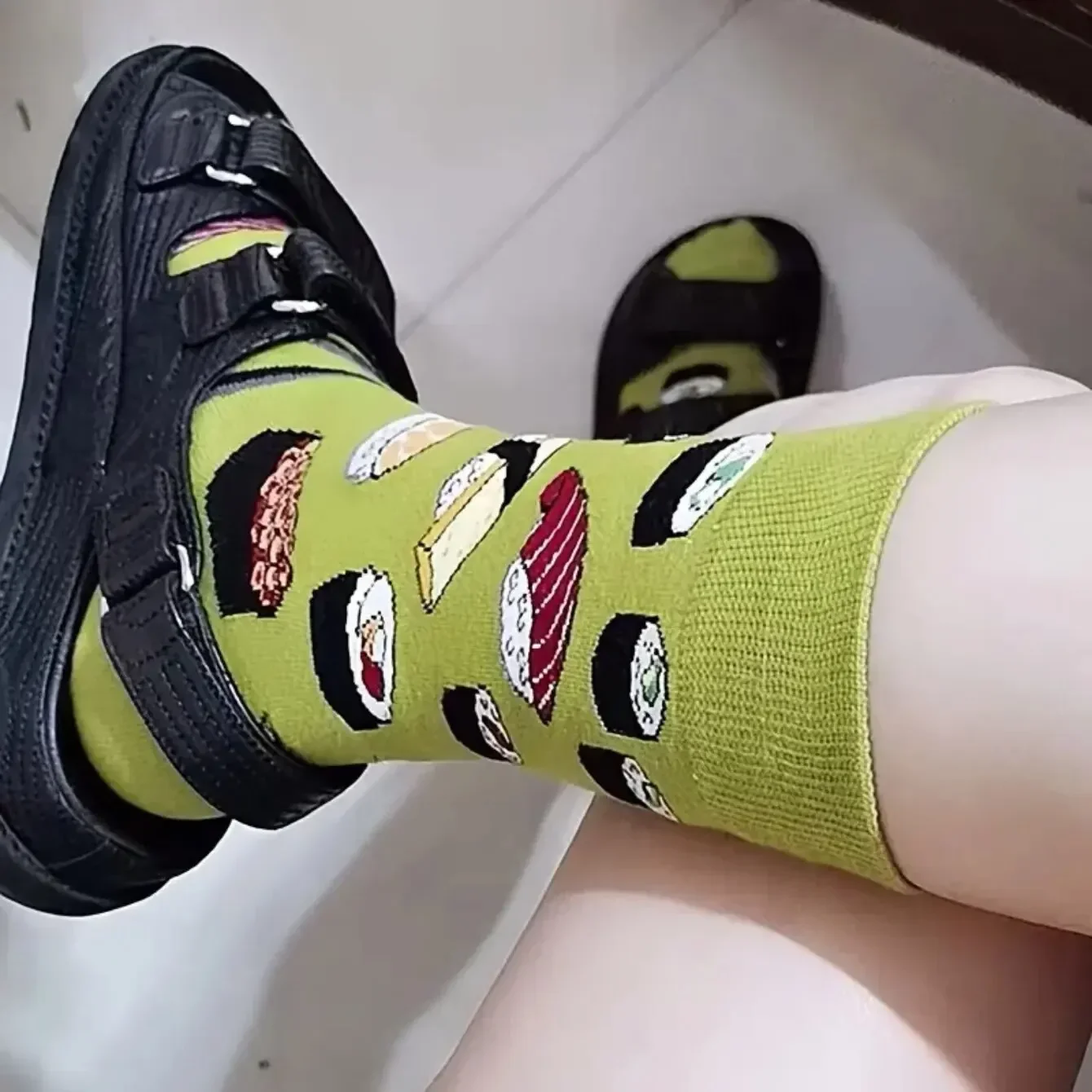 

Носки до середины икры 2025 года, мужские и женские хлопковые носки с мультяшным рисунком, впитывающие пот, дышащие, мягкие, эластичные, модные, новинка, носки