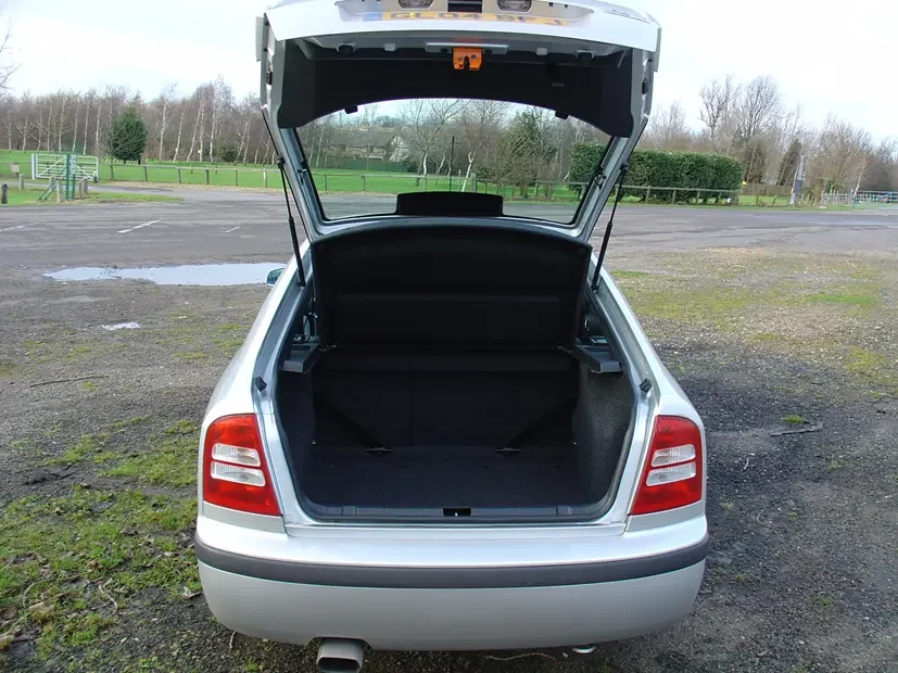 

Auto Pop-Up Trunk Struts for Skoda Octavia Combi Mk1 (1U5) 1998-2010 Automatic Opening Gas Lift Supports with Springs