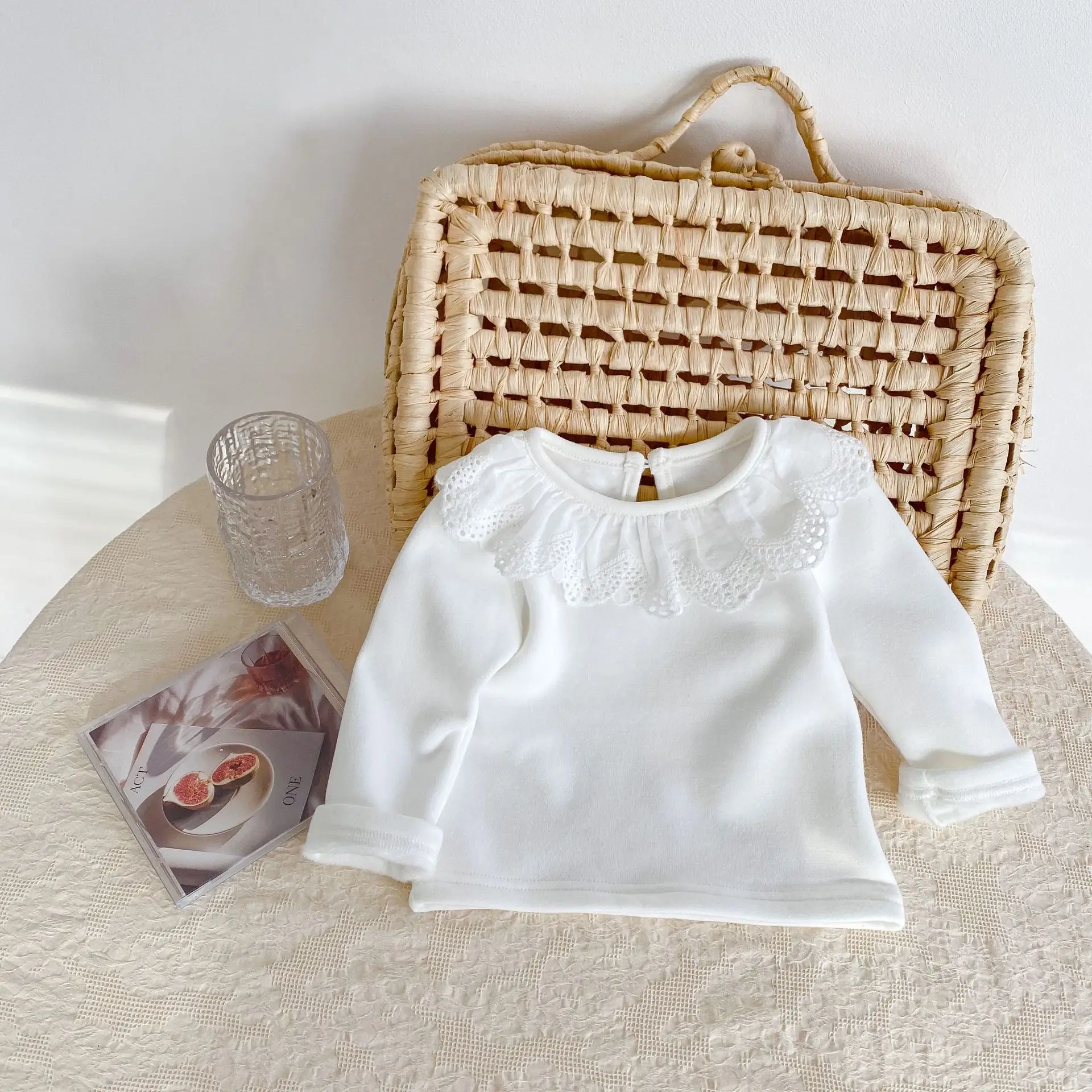 

New autumn baby clothing, 0-3 year old girl long sleeved T-shirt with lace collar as the base, cotton matte top