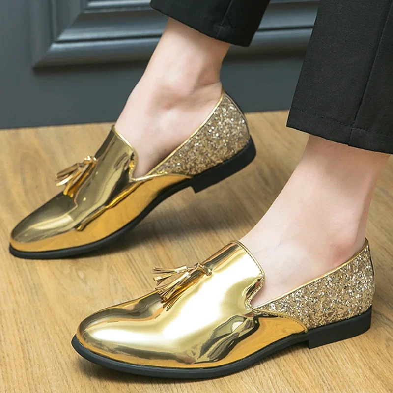 

Блестящие туфли с острым носком и кисточками, официальная обувь большого размера в английском стиле, мужские лоферы до щиколотки
