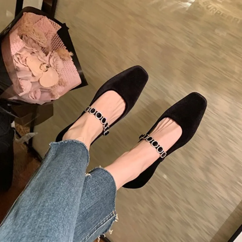 2025 أنيقة رئيس مربع أحذية المرأة مشبك المخملية سطح كعب سميك حذا فردي للسيدات لينة أسفل أقدام غير متعبة