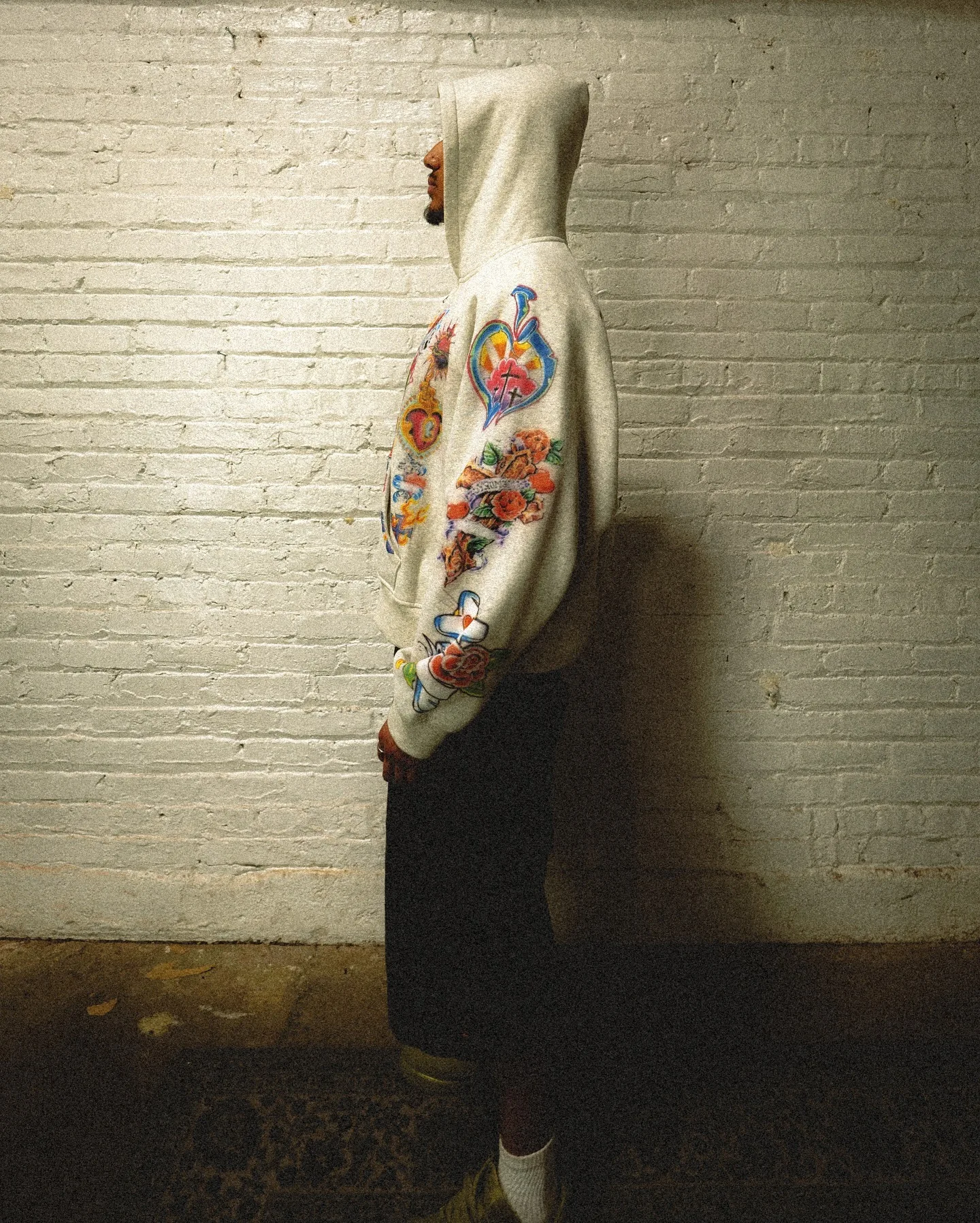 เสื้อฮู้ดพิมพ์ลายตัวอักษรแนวร็อคย้อนยุคสไตล์โกธิคแบบใหม่ เสื้อกีฬาสไตล์ฮาราจูกุทรงหลวมและใช้งานได้หลากหลายสำหรับคู่รัก