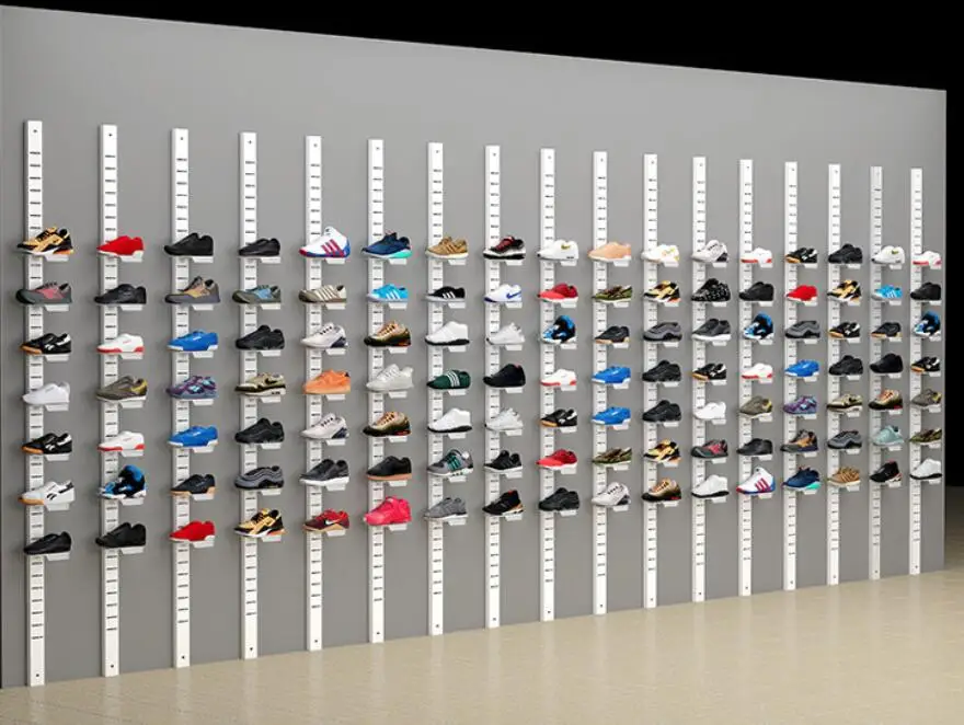 

Спортивная обувь на стенах торгового центра, стеллажи для обуви, держатели для обуви, стойки, витрины, специализированные стеллажи для обуви.