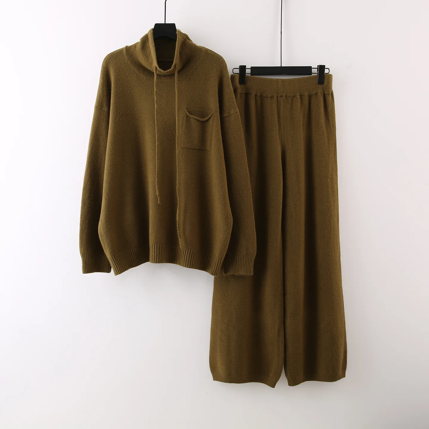 ชุดเซ็ตสองชิ้น เสื้อไหมพรมคอตั้งสำหรับสุภาพสตรีทำงาน รุ่นใหม่ประจำฤดูใบไม้ร่วงและฤดูหนาว พร้อมกางเกงขายาวทรงกว้างเนื้อหนา