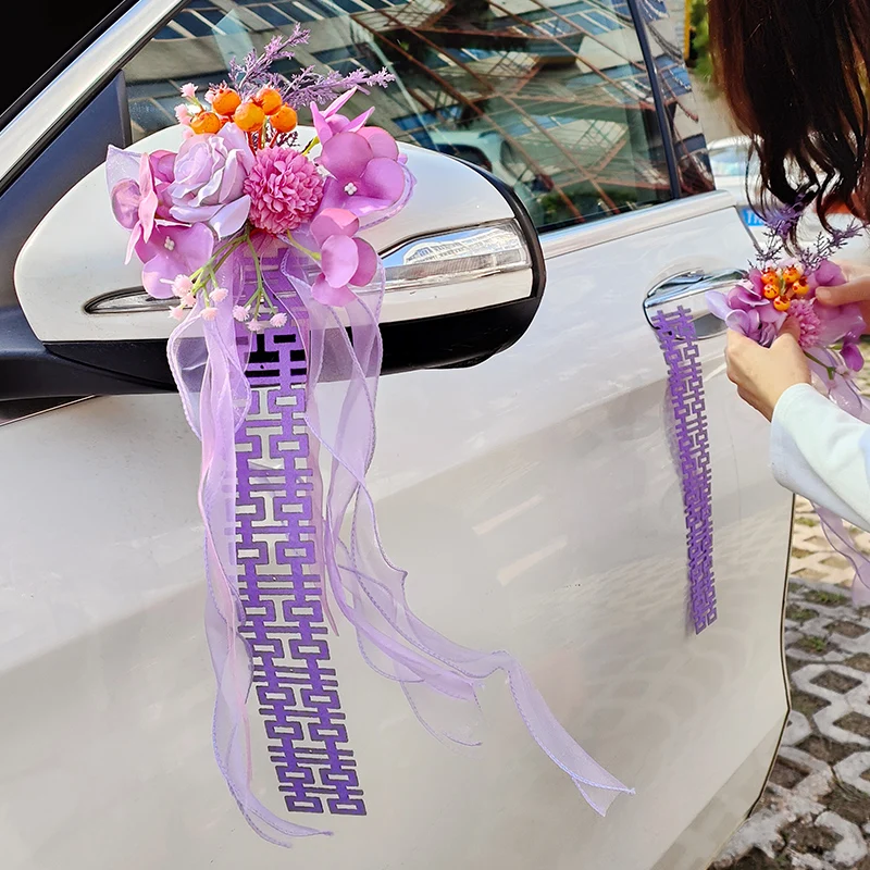 Decorate the main wedding car with floral headpieces and the auxiliary fleet with creative simulation flowers