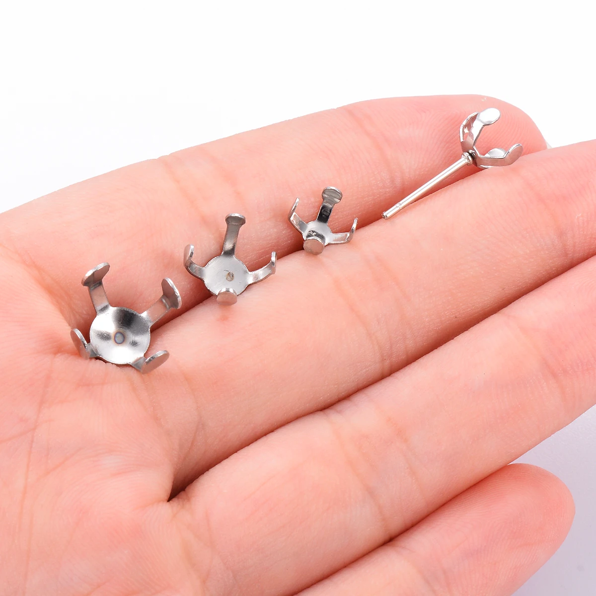 50 Stück Edelstahl-Ohrstecker, runde, unbeschriftete Ohrstecker mit 4 Krallen für 6/8/10 mm Perlen, Strasssteine, Kristallperlen, DIY-Schmuckzubehör – Detail 5