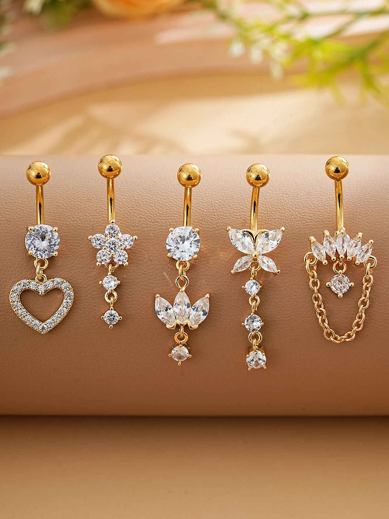 5-teiliges Set Goldfarbene Bauchnabelringe mit Herz- und Blumenanhängern, Edelstahl-Bauchpiercings mit Schleife, Gebogene Nombril-Ombligo-Ringe