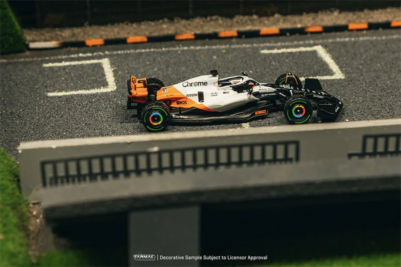 

Tarmac Works 1:64 W14 E Performance / MCL60 Model Car
