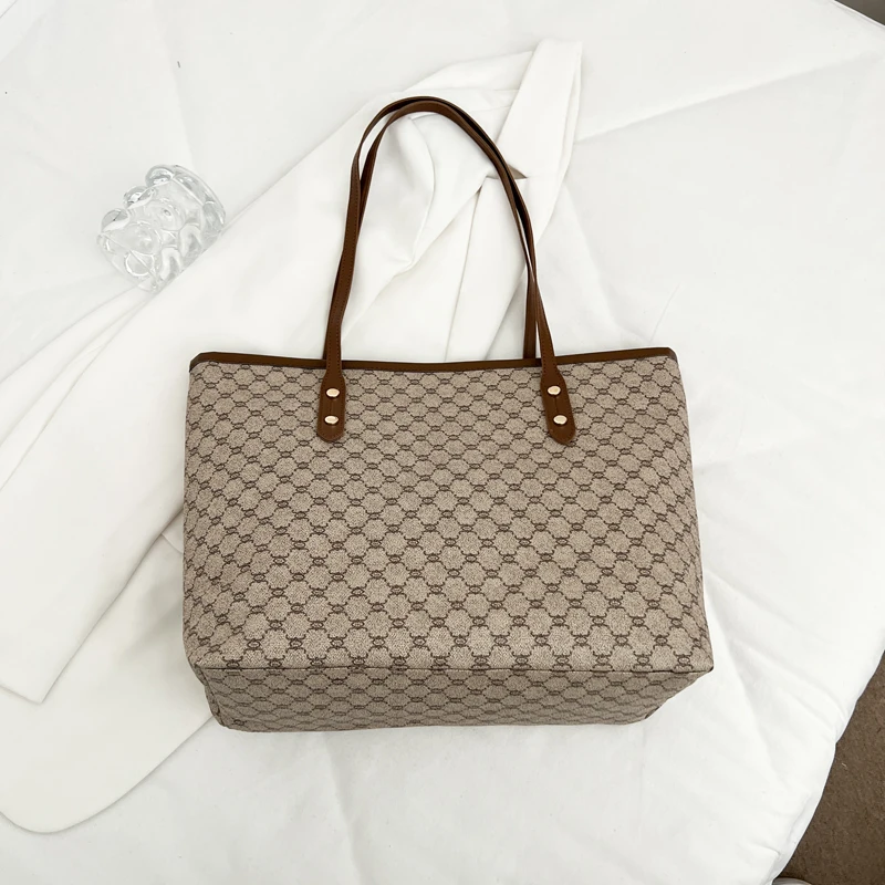 Luxuriöse Vintage Damen Schultertasche mit Monogramm-Print und Nieten, PU-Leder Handtasche mit Großer Kapazität und Reißverschluss für den Arbeitsweg – Detail 14