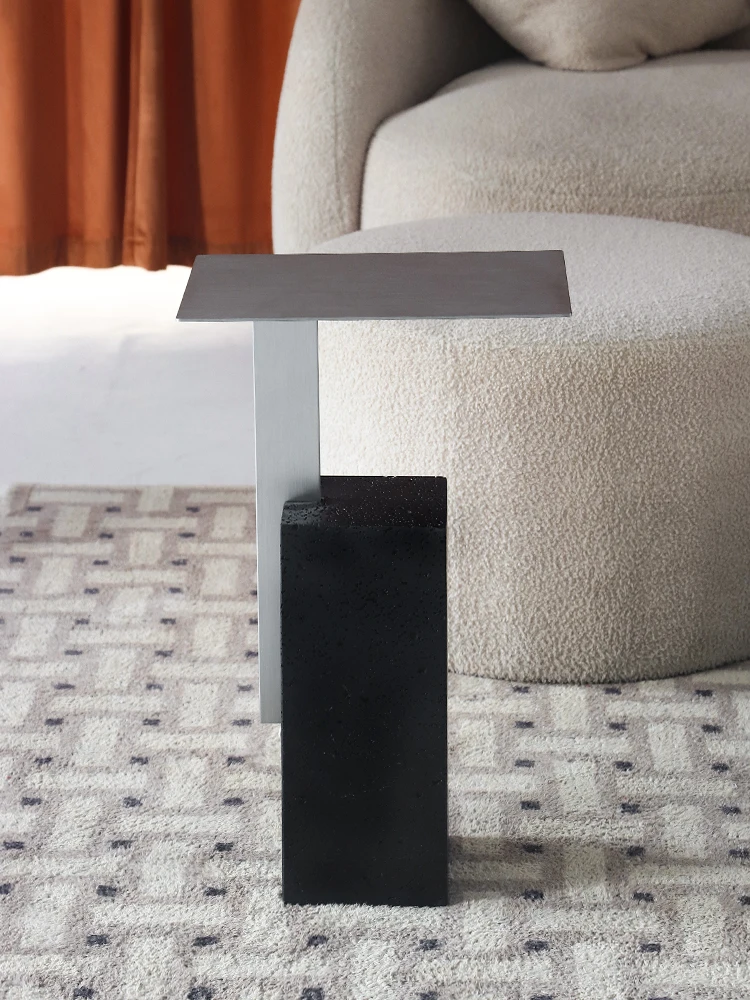 Tavolino stretto minimalista in pietra naturale con foro nero, tavolino da divano dal design retrò, tavolino da caffè di design per letto e colazione