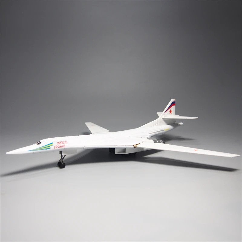 

1:200 Scale T160U White Swan Strategic Military Bomber Model Alloy Die Casting Simulation Product Collecting Toy Gifts