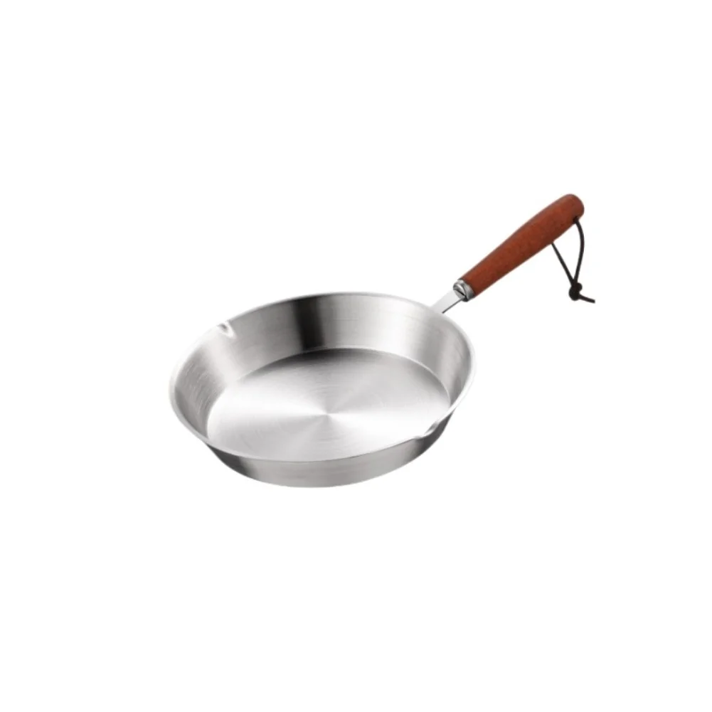 مقلاة من الفولاذ المقاوم للصدأ 304 بتصميم سلس ومقبض خشبي مقاوم للحرارة لسهولة المناورة والتنظيف