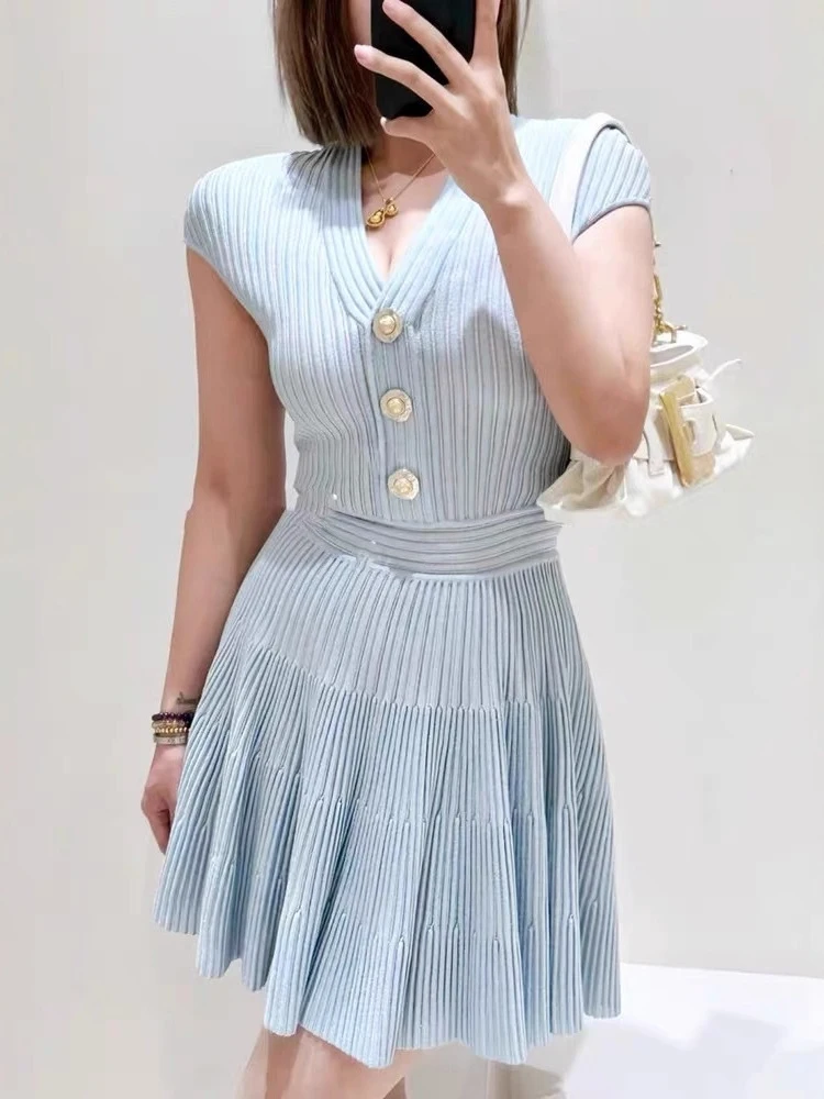 Dit is een nieuwe herfststijl van een heavy metal gesp, taille-cincerende en afslankende mouwloze gebreide jurk met V-hals van een socialite