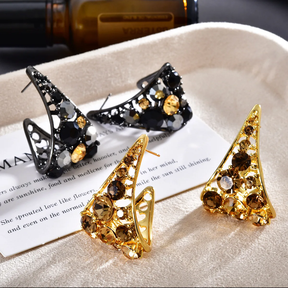 Fashion Commute Exaggerated Hollow Diamond Earrings Retro Light Luxury Personality Super Flash High End Temperament Fashion Stud