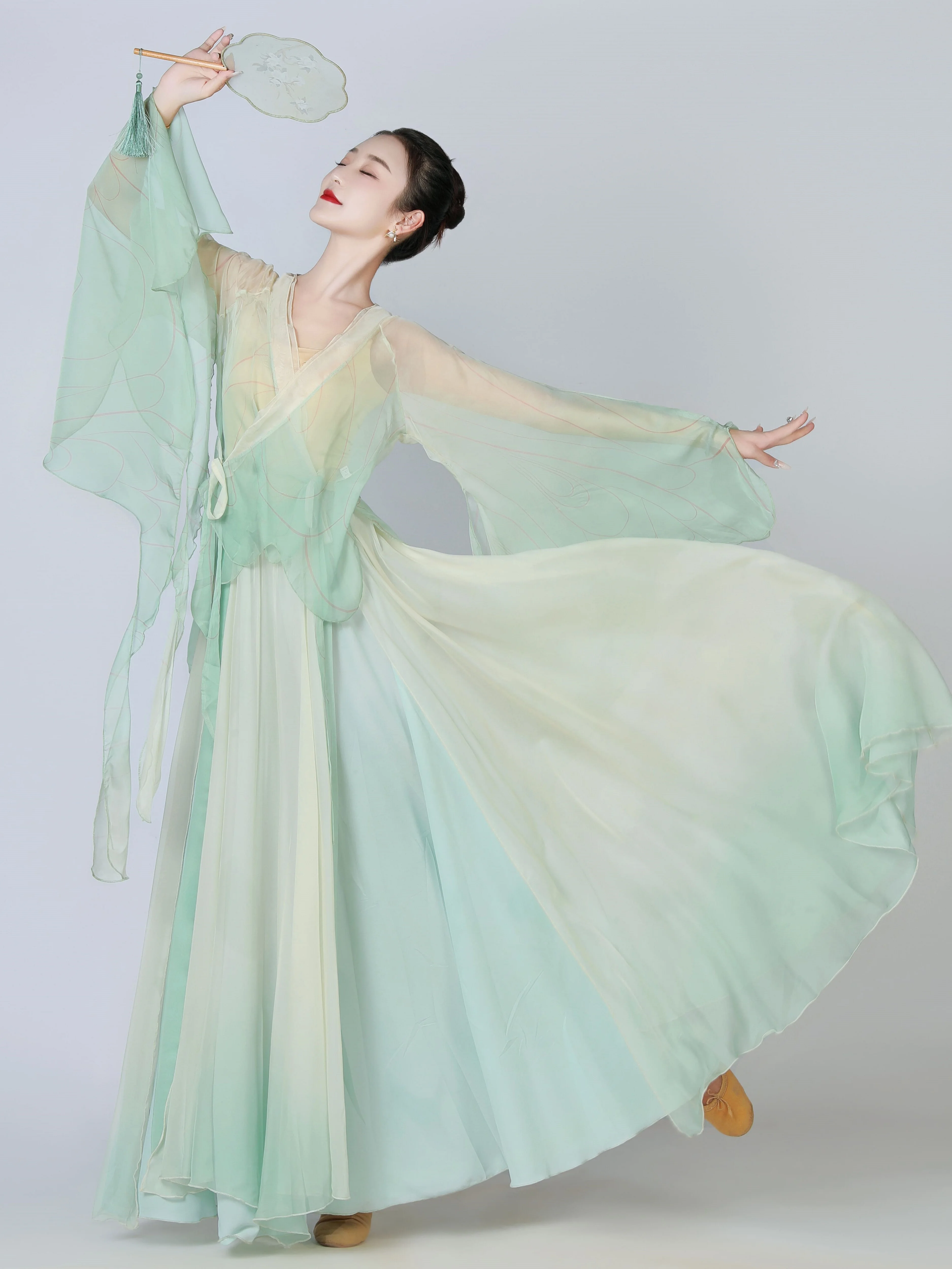 

The new stage performance of Chinese dance costumes and female classical dance features a gradient of trousers and skirts