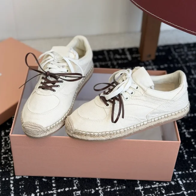 

The new sports shoes are made of cotton canvas, with cotton lining and rubber soles, delicate retro texture, and classic espadri