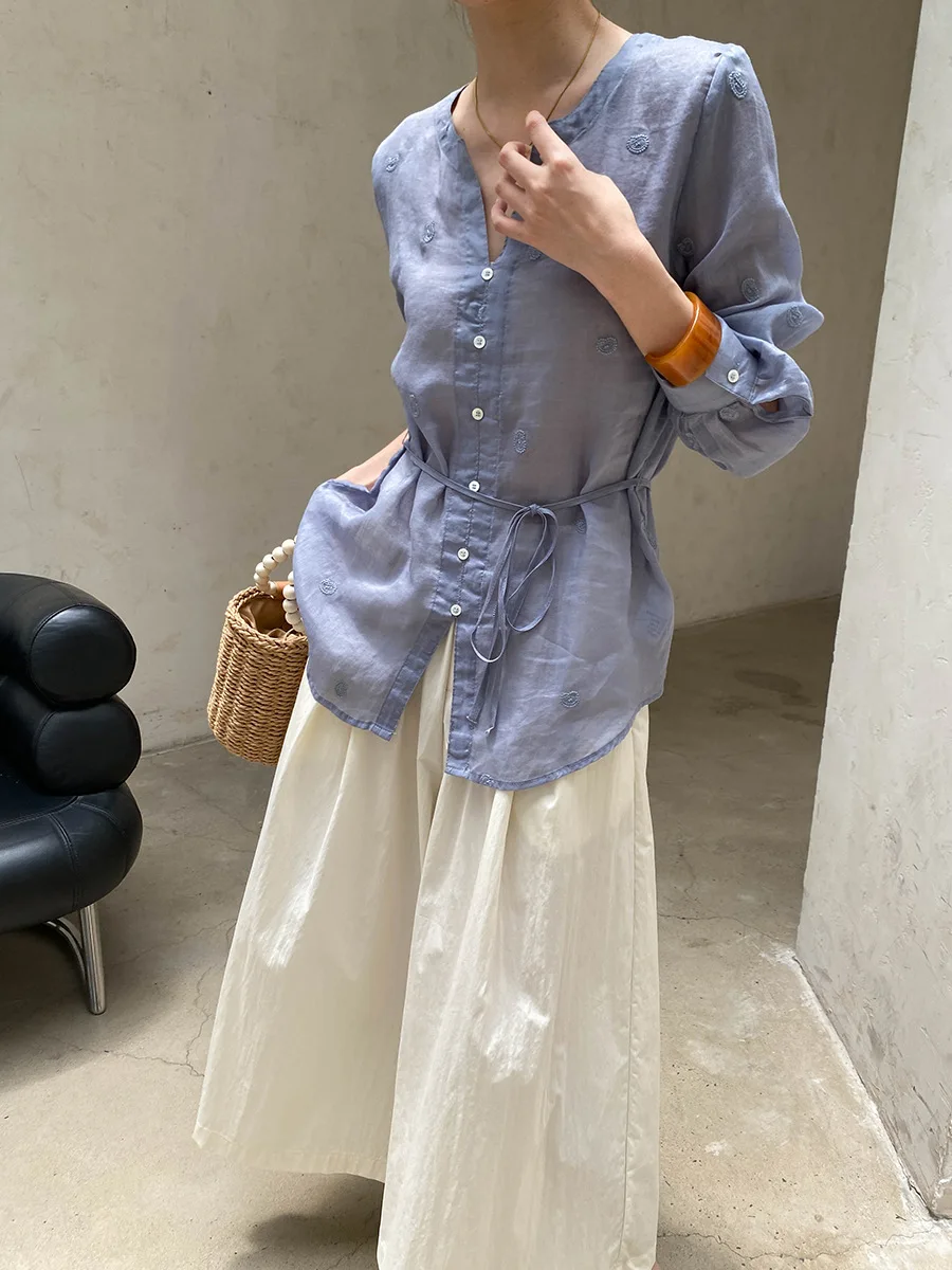Sommerliches Damen-Shirt in unifarbenem V-Ausschnitt, locker geschnitten, mit Stickerei, für einen eleganten Look. – Detail 21
