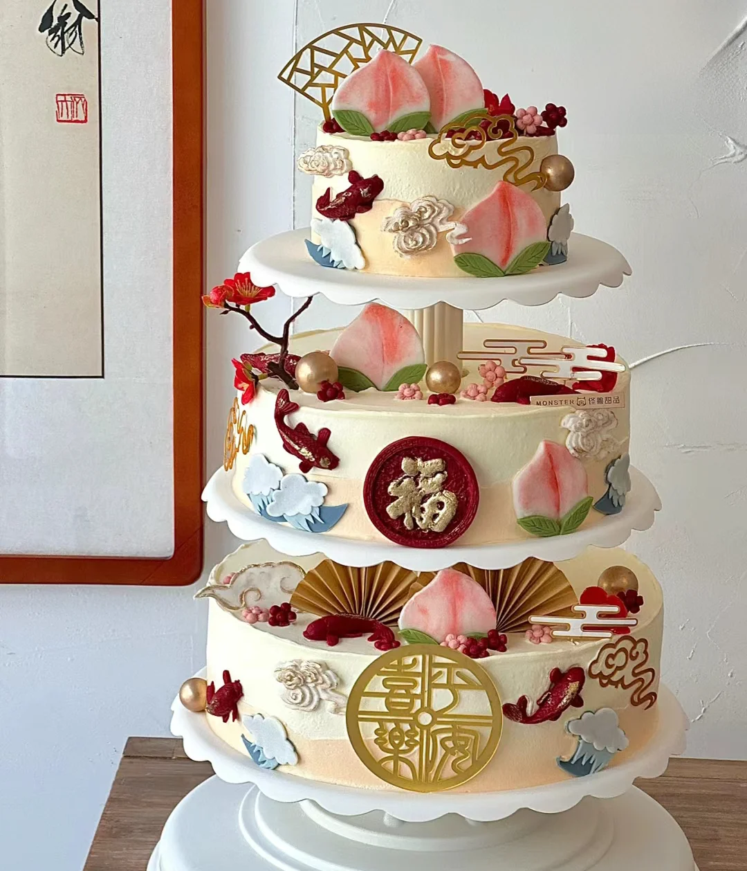 Decoración de Pastel de Cumpleaños de Tres Capas: Duración, Durazno, Flor de Ciruelo, Carpa y Peces de la Fortuna del Océano Oriental