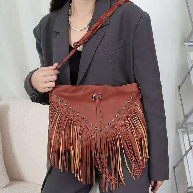 

2026 Spring Autumn Flowing Tassel Rivet Women's Bag Fashionable Large Capacity Versatile Casual Shoulder Bag