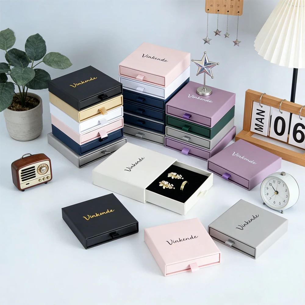 

Индивидуальный логотип 7x7x2,5 см 8x8x2,5 см, бежевые бумажные коробки для ящиков, упаковка для ювелирных изделий, подарочная коробка, ожерелье, серьги, браслет, органайзер для колец