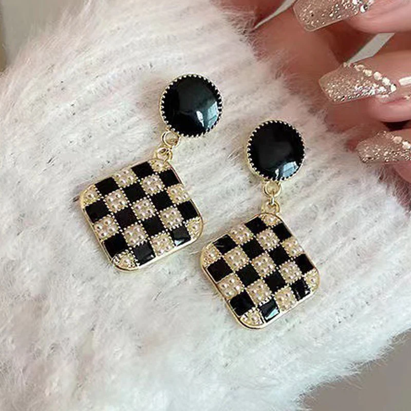 Fashion Rhombus Shape Dangle Earrings for Women Black Enamel Oil Imitation Pearl Lattice Pattern Round Drop Earrings Jewelry