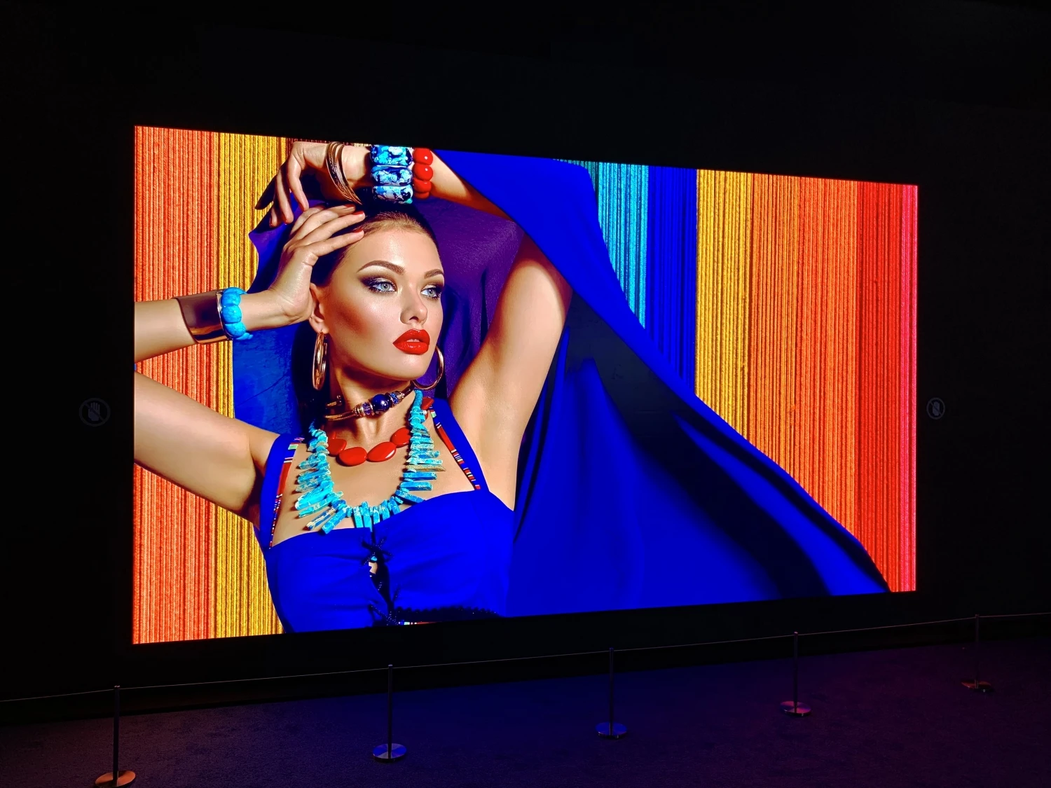 맞춤형 고화질 3840HZ 미니 LED 디스플레이 P0.9 초슬림 디지털 사이니지 비디오 미디어 광고 쇼핑몰
