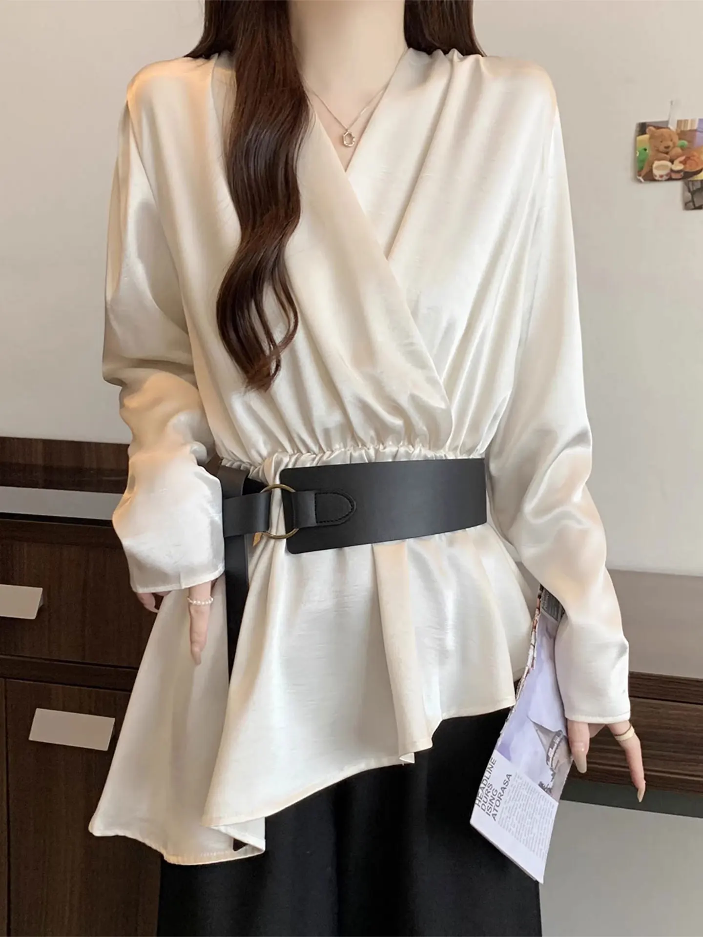 

Ele V-Ne Long Sve Acetate Satin irt Women's plus Size Spring 2026 Loose Fit Belted Waist T Top Korean Sle