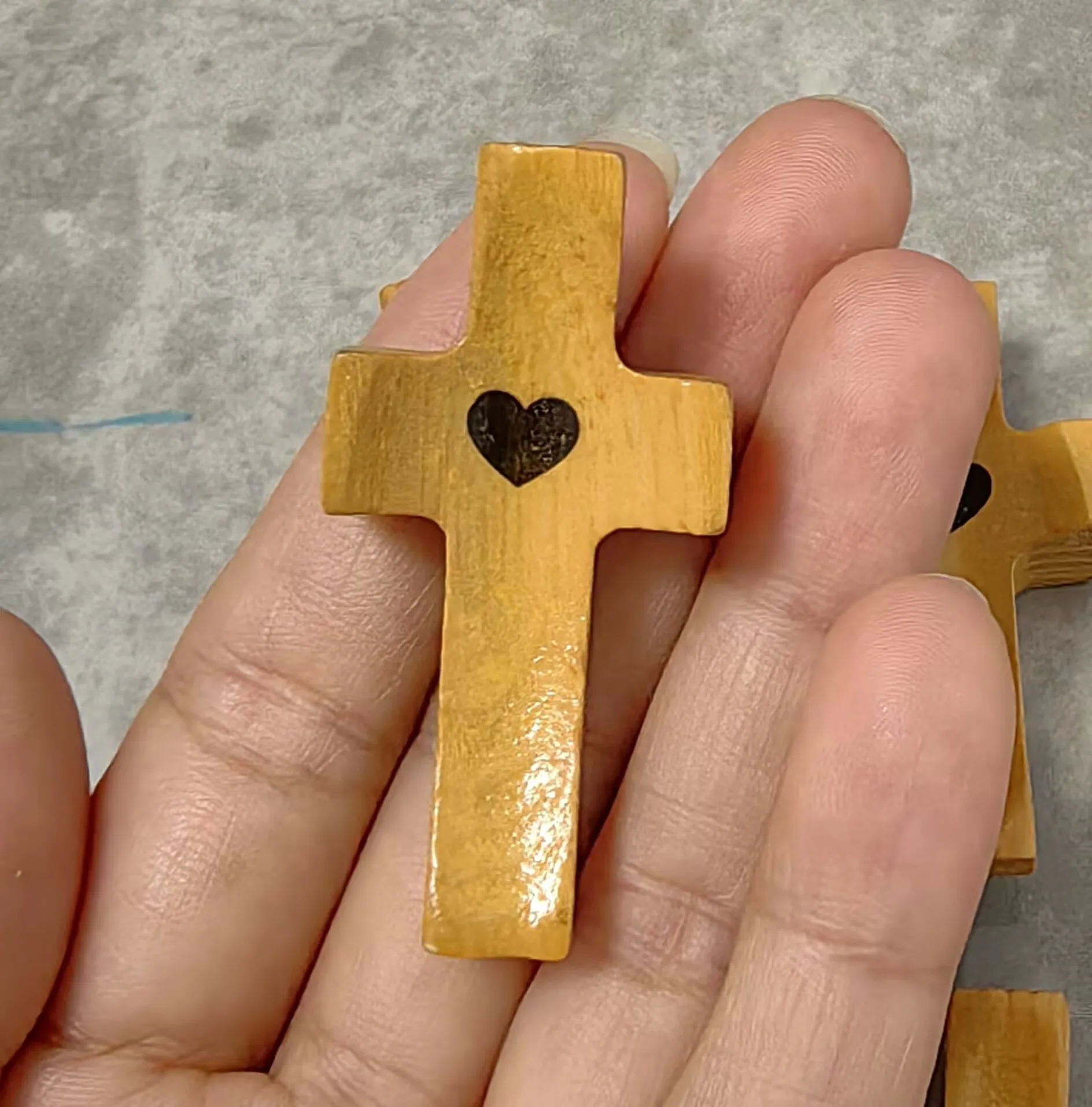 10PCS Handheld Cross with Heart Cutout Wooden Pocket Cross with Heart Cutout Stress Relief Handheld Cross Encouragement Gift