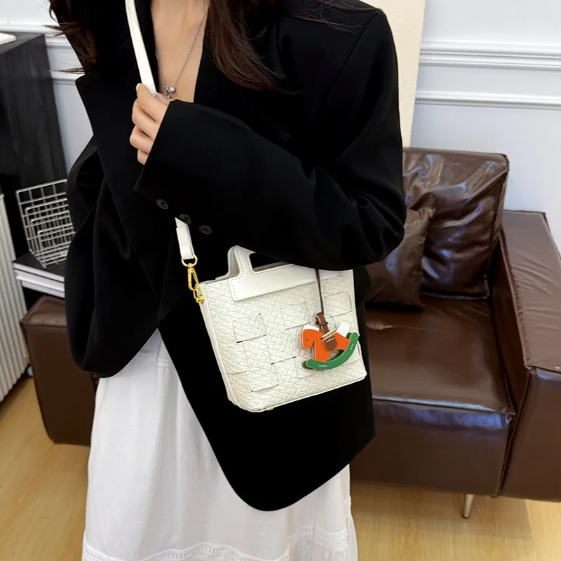 

2025 Vegetable Tanned Woven Handbag for Women Minimalist Shoulder Crossbody Purse Fashionable Handbag