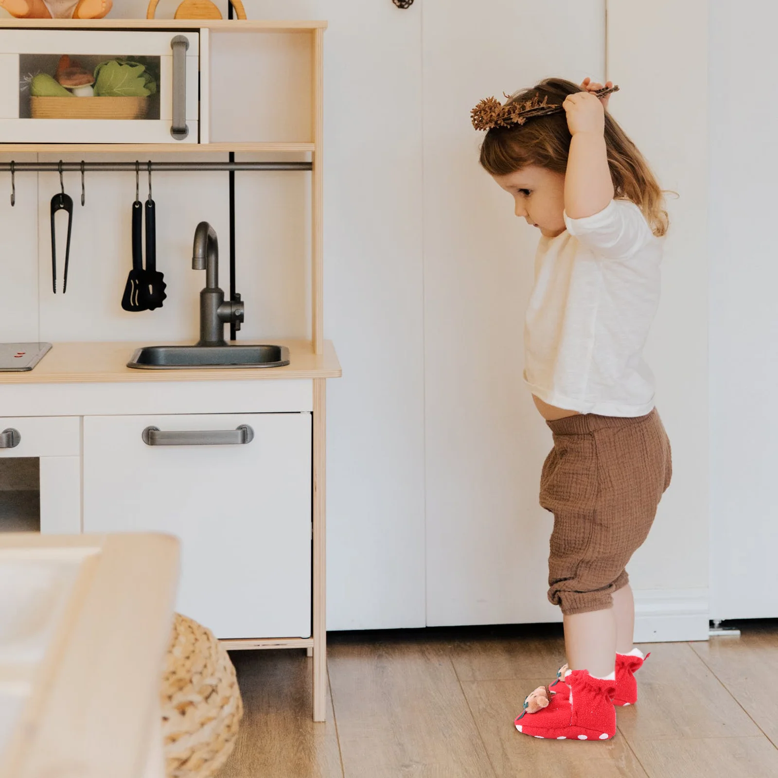1 par de zapatos de invierno para bebé, cálidos zapatos navideños antideslizantes con suela ligera para niños pequeños