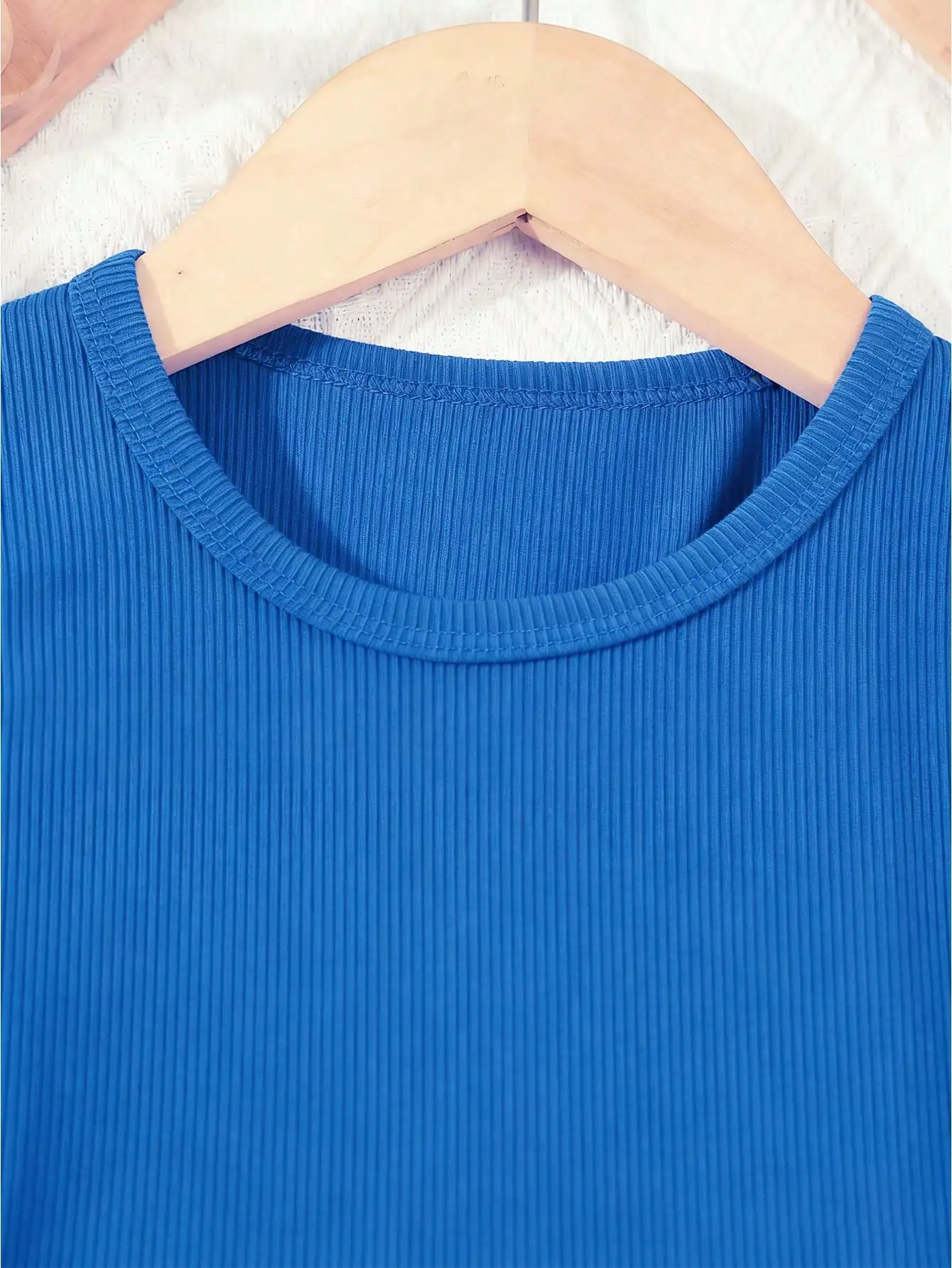 Sommerliches Mädchenkleid im Sommerstil, ärmellos, mit Rundhalsausschnitt, bedruckt, süßes Outfit mit fliegenden Ärmeln und Gürtel, Rosa – Detail 24