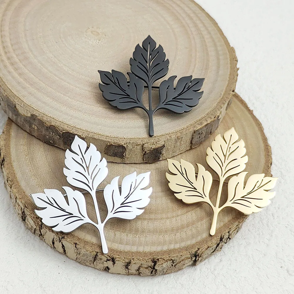 New gold-plated stainless steel men's brooch, maple leaf waterproof and non-fading brooch, suit accessories