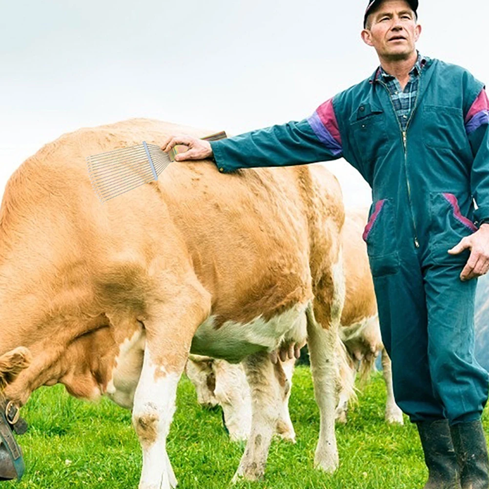 

Металлическая щетка-гребень для ухода за скотом: для чистки шерсти и удаления грязи с лошадей, крупного рогатого скота, овец. Мелко зубчатая, с функцией массажа.