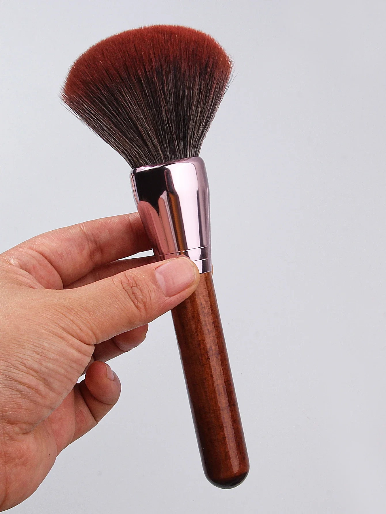 Pincel de maquiagem com cabo de madeira, retrô e elegante, pó fosco, pincel de blush conveniente, pincel de contorno de pó solto, 1 peça