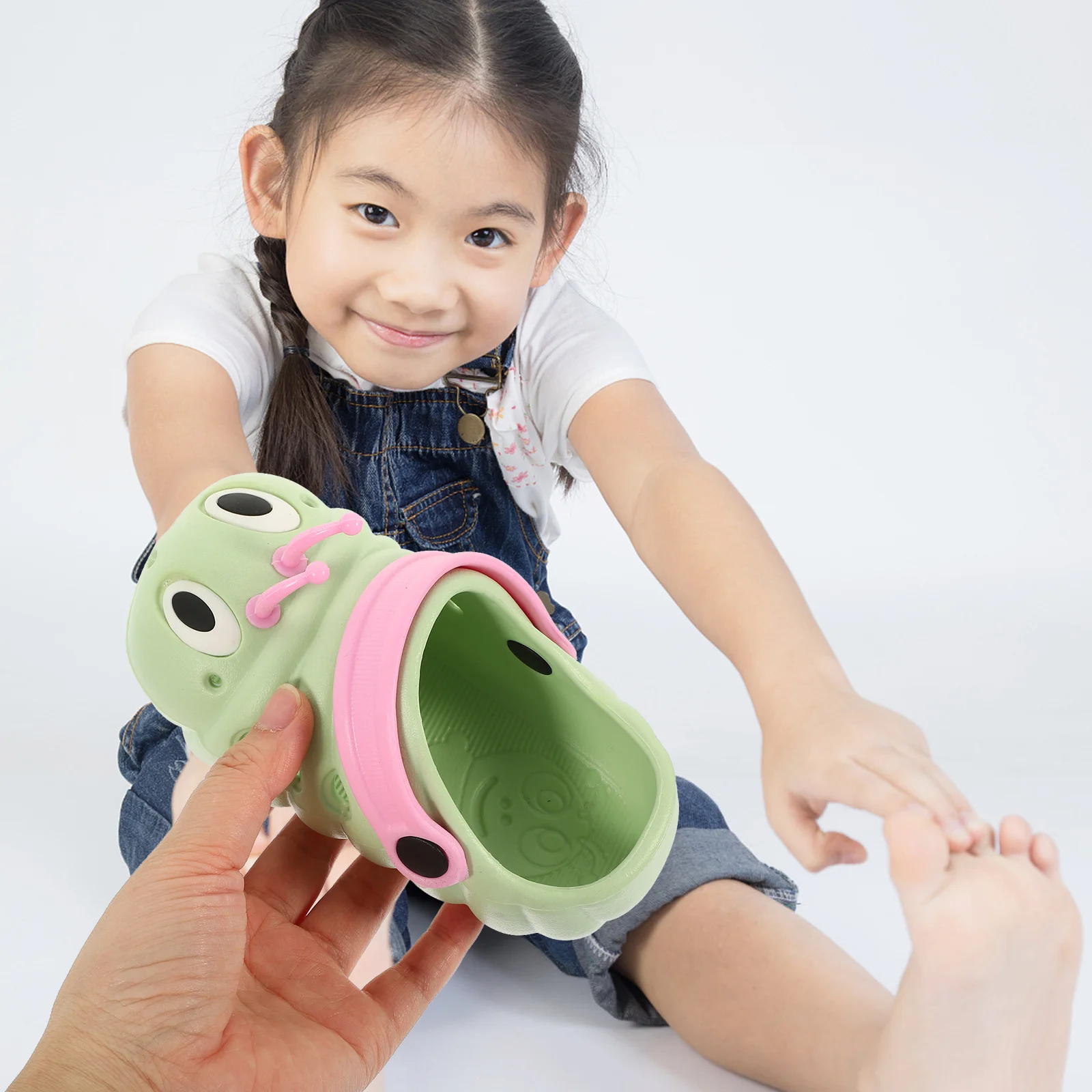 

1Pair Beach Sandals Non-Slip Summer Creative Cartoon Caterpillar Lightweight Comfortable Slippers for Boys Girls Green Size 24