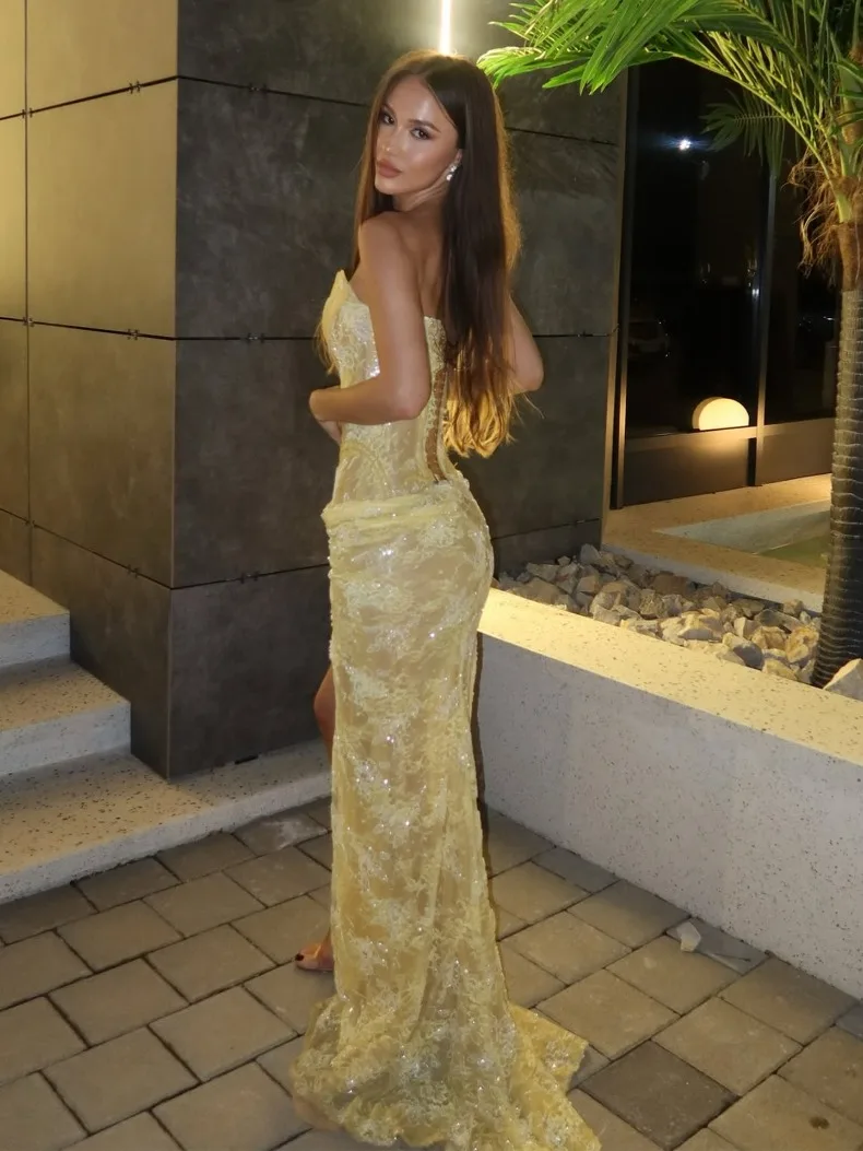 Hellgelbes trägerloses Spitzenkleid mit Schlitz, stark plissiert, elegantes und sexy langes Kleid für Damen für Party, Geburtstag, Bankett. – Detail 9