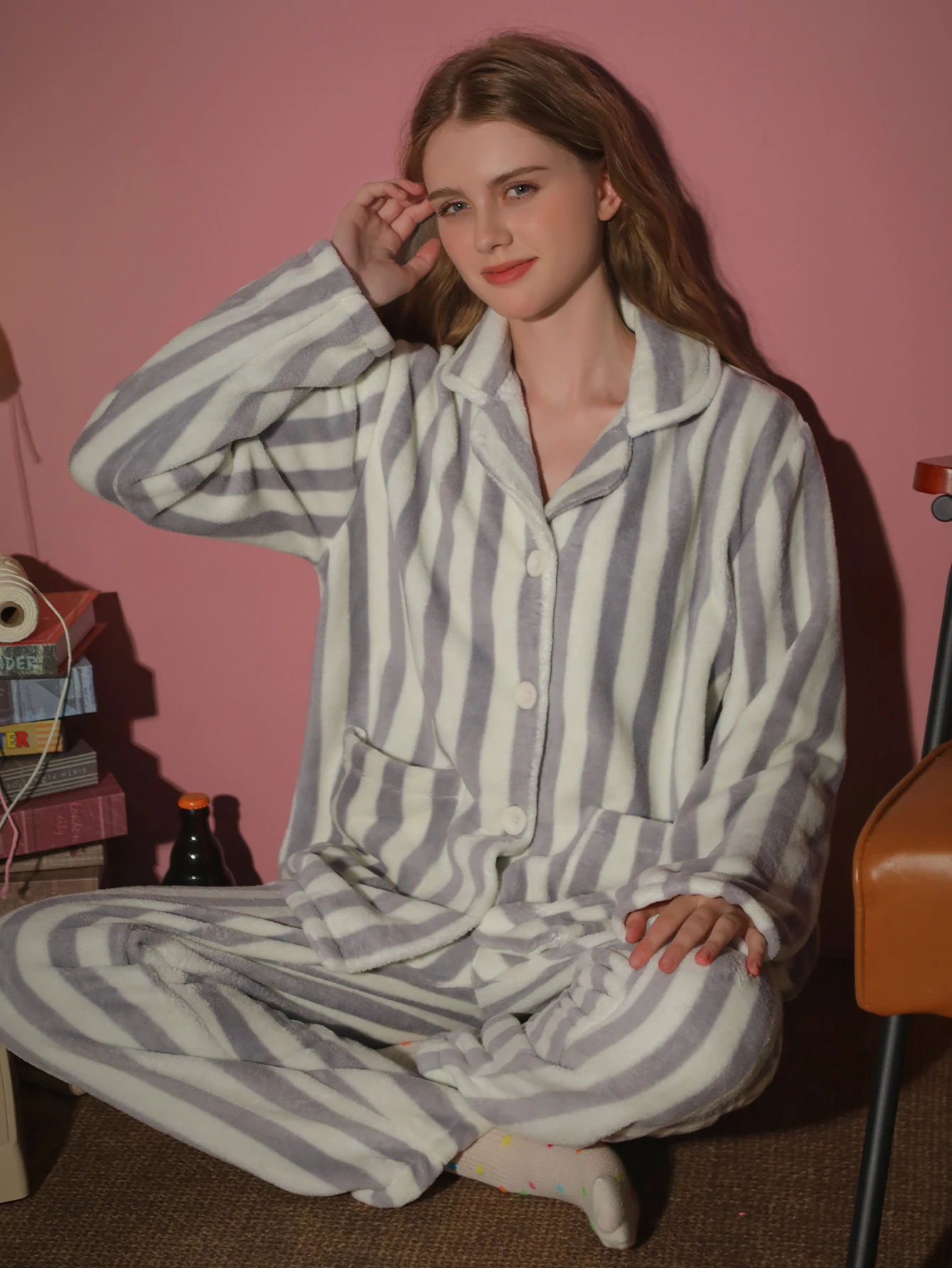 

Комплект из 2 предметов: женская пижама, осенне-зимний фланелевый комплект с полосатыми брюками и длинными рукавами, толстый кардиган, домашняя одежда.