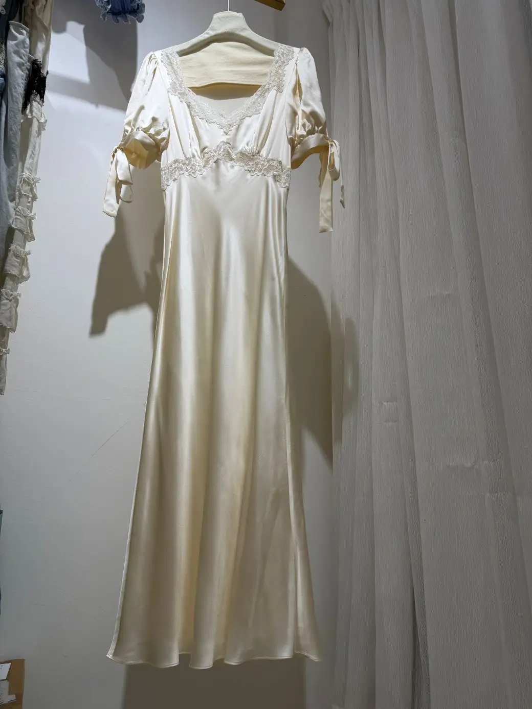 Image of 100% Seide Damen Satin Midikleid Spitzenstickerei Patchwork V-Ausschnitt Schleifenband Kurzarm Hohe Taille Elegantes Damenkleid