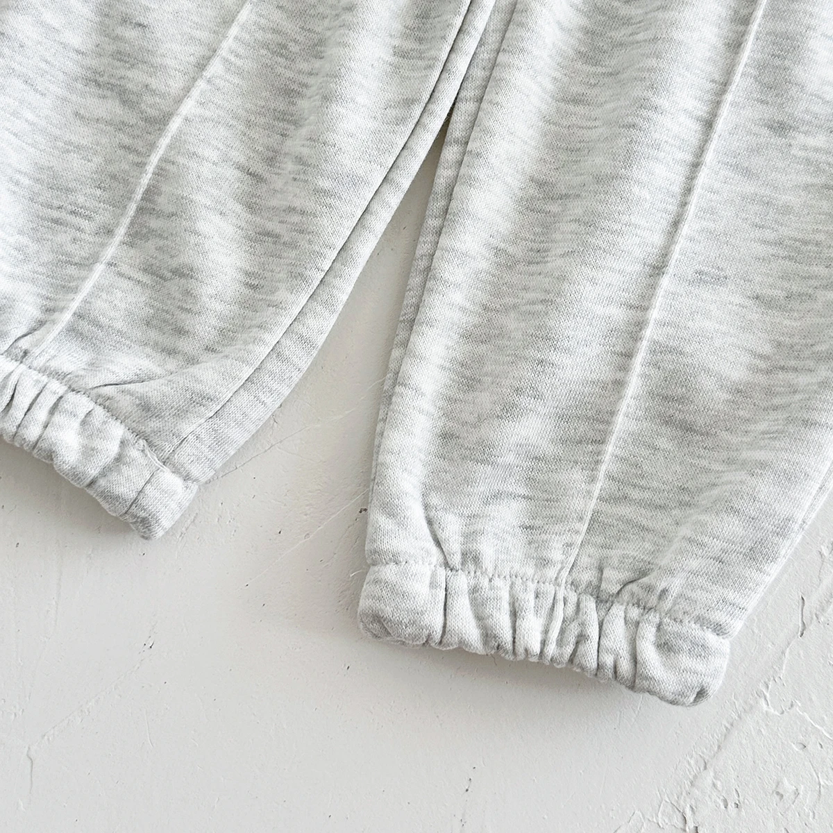 Baby Freizeit-Jogginghose, Melange Grau, mit vertikalen Nähten, Jogger-Hose, elastischer Bund, weiche Baumwolle, Kleinkind-Hose – Detail 2