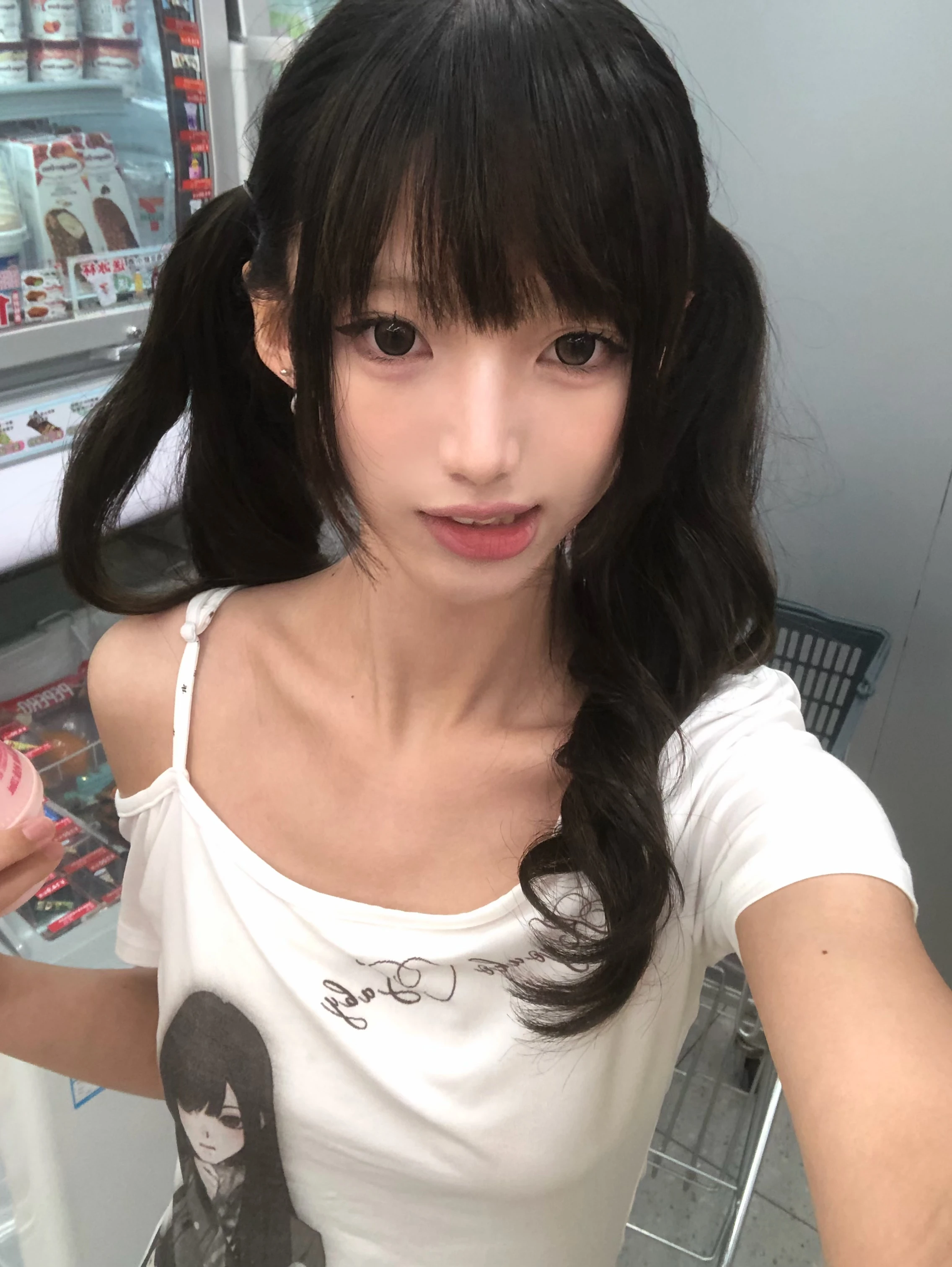 Karrram Japanisches Y2k Anime Print T-Shirt Vintage Harajuku Off-Shoulder Tops 2000er Cutrecore Kurzarm T-Shirt Amerikanisches Retro – Detail 10
