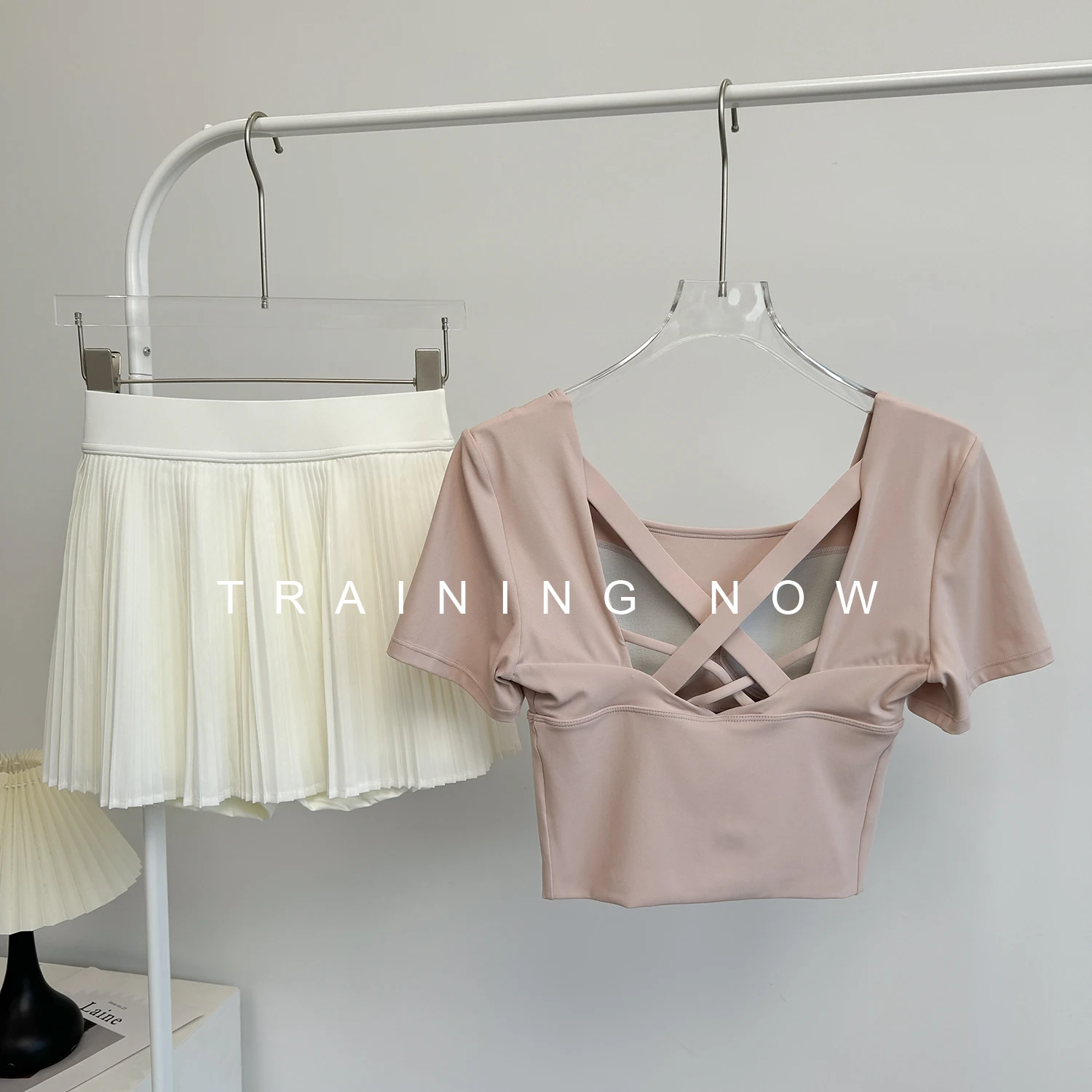 

Интернет-знаменитости, новый спортивный костюм для женщин, летний с нагрудной подушечкой, йога, бег, с короткими рукавами, высококачественный бадминтон, теннис, фитнес