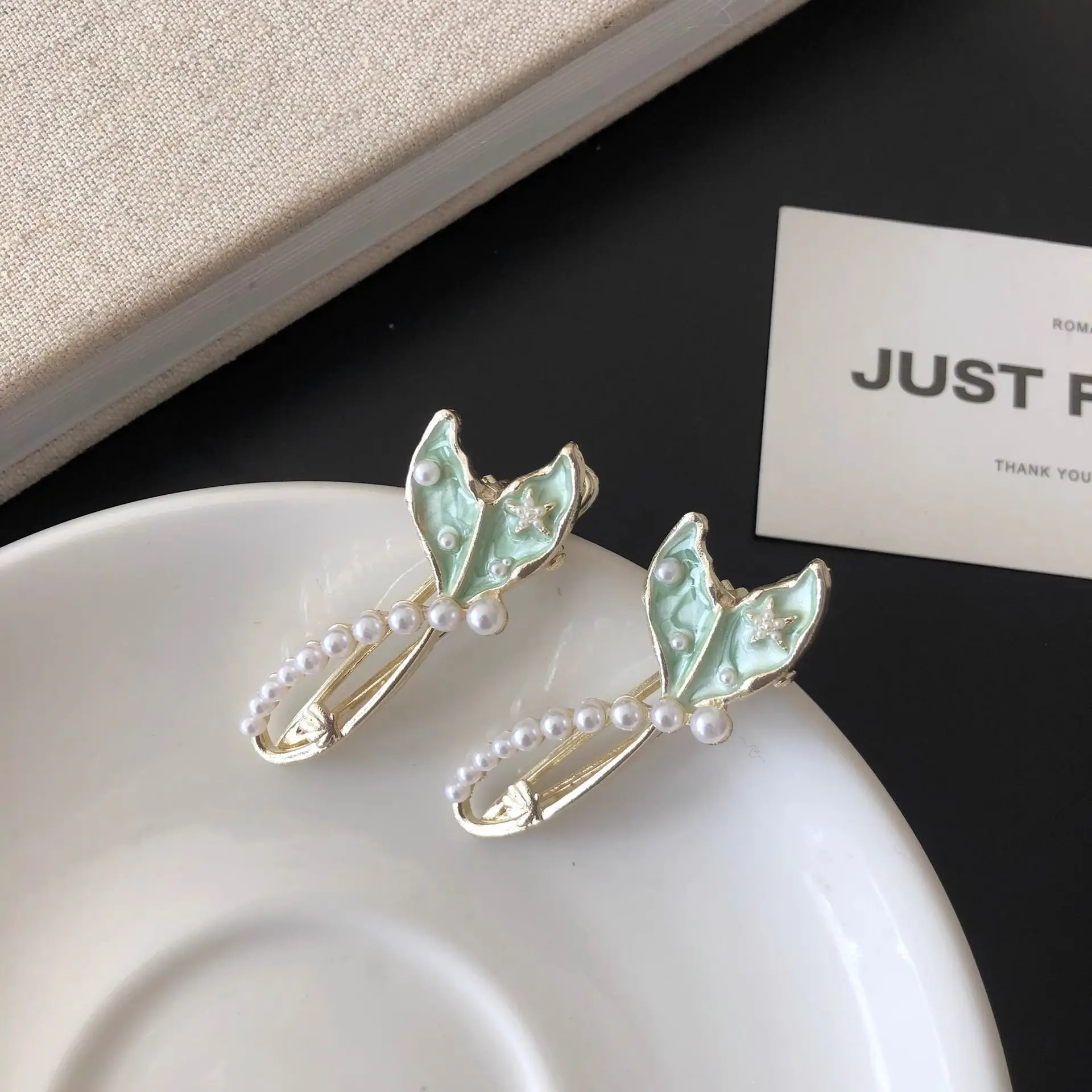 

Small Fresh Fish Tail Hair Clip High-end Blue Bangs Pearl Hair Clip Original Design Ocean Creature Duckbill Hair Accessories