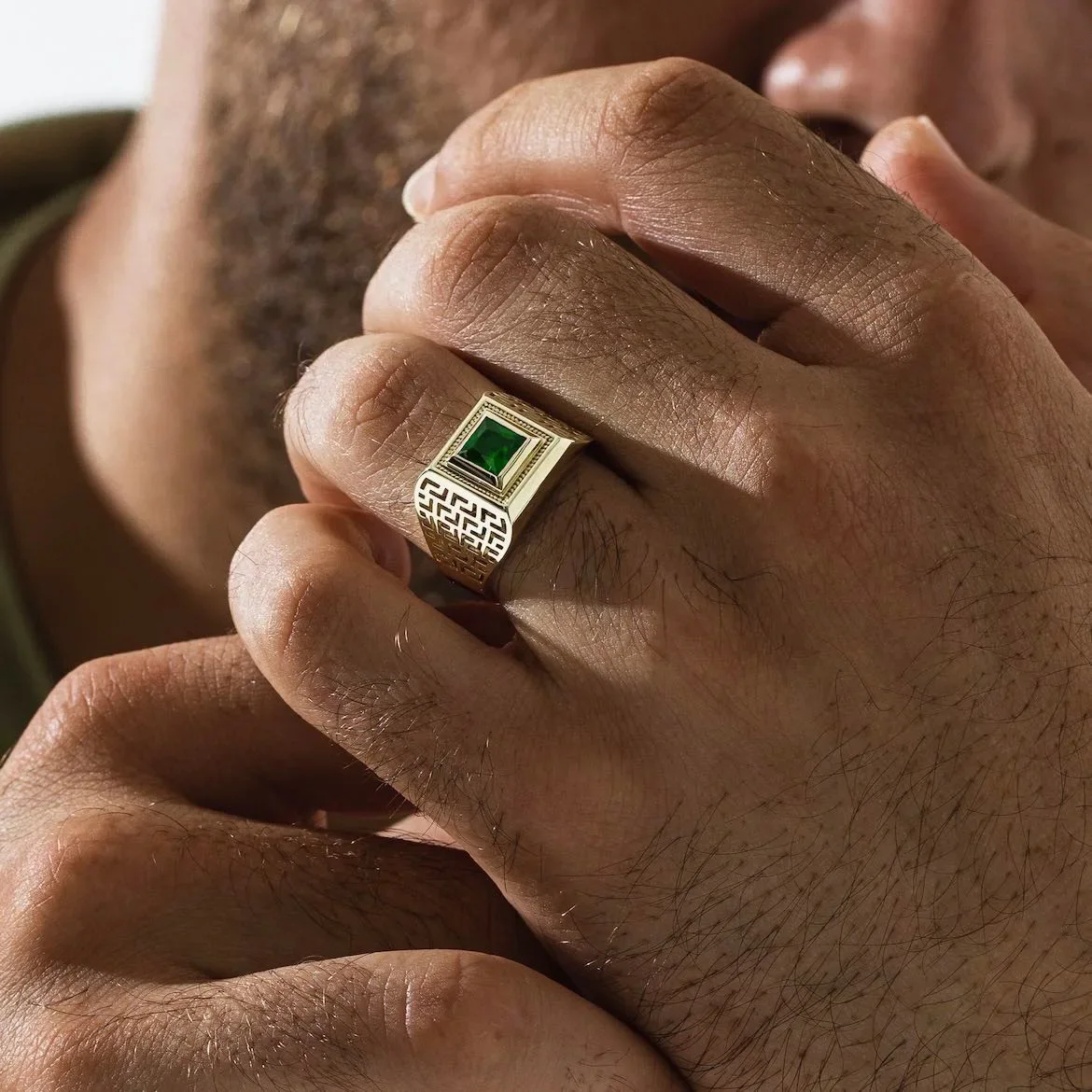 Simple and stylish square green zircon striped men\'s ring