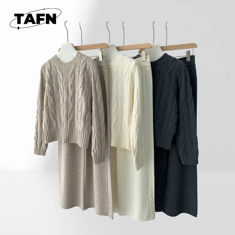 

Fashionable Pants Suit for Men – Stylish and Versatile Casual Pants Set for Women with Matching Top AK1206